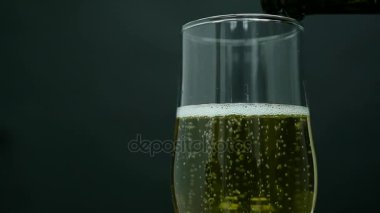 Siyah arka plan üzerine izole kabarcıkları ile şampanya