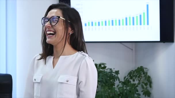 Jistý zralá podnikatelka v úřadu. Ženské manažer v kanceláři při pohledu na fotoaparát a usmívá se. Zpomalený pohyb — Stock video