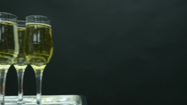 Přátel s opékání cinkání, sklenice na víno Wine propracované večeři Party Holiday dovolenou cestovní všechno nejlepší k narozeninám oslava slavnostní koncepce — Stock video