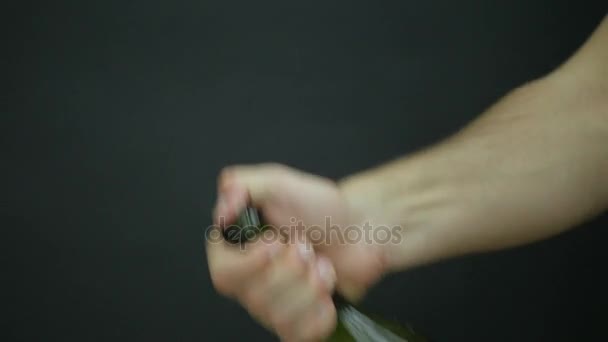 Explosión de champán. Hombre mano apertura botella de champán primer plano. Vino espumoso sobre fondo parpadeante Holiday Bokeh. Primer plano de la botella de champán. Éxito celebrando. Movimiento lento — Vídeo de stock