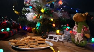 Noel tatil arka plan, Noel tablo arka plan ile dekore edilmiş Noel ağacı ve çelenk. Boş kış tatili Oda