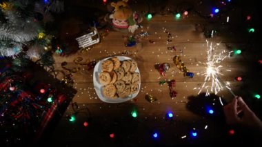 Noel tatil arka plan, Noel tablo arka plan ile dekore edilmiş Noel ağacı ve çelenk. Boş kış tatili Oda. Üstten Görünüm