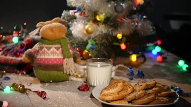 Noel tatil arka plan, Noel tablo arka plan ile dekore edilmiş Noel ağacı ve çelenk. Boş kış tatili Oda