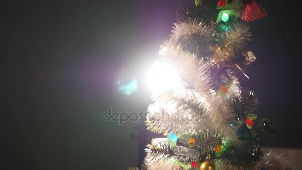 Різдвяний святковий фон, різдвяний стіл з прикрашеною ялинкою та гірляндами. Порожня зимова кімната відпочинку — стокове відео