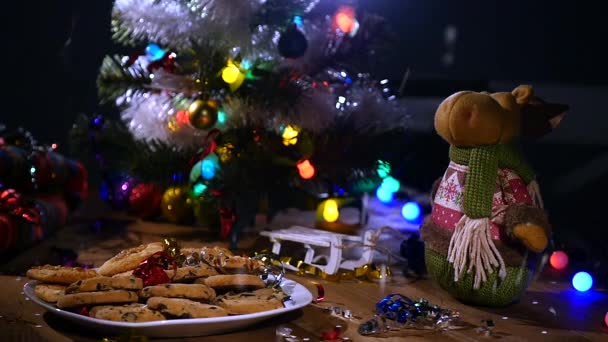 Noel tatil arka plan, Noel tablo arka plan ile dekore edilmiş Noel ağacı ve çelenk. Boş kış tatili Oda — Stok video