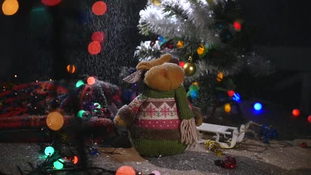 Vánoční dovolená pozadí, Vánoční pozadí stolu s ozdobený stromeček a girlandy. Prázdný prostor Zimní dovolená — Stock video