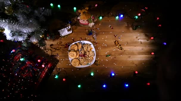 Fond des vacances de Noël, fond de table de Noël avec arbre de Noël décoré et guirlandes. Chambre de vacances d'hiver vide. Vue du dessus — Video