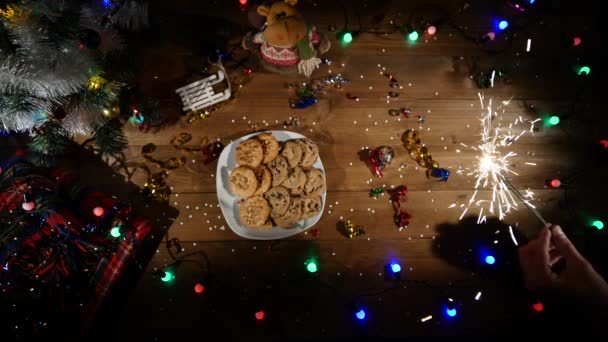Sfondo di festa di Natale, sfondo tavola di Natale con albero di Natale decorato e ghirlande. Vuoto Inverno Camera per gli ospiti. Vista dall'alto — Video Stock