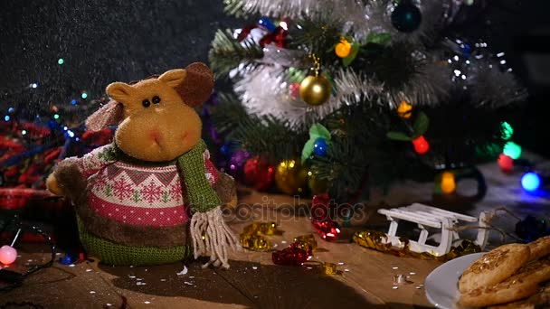 Tło wakacje Christmas, Christmas tabeli tło z choinkę i girlandy. Pusty pokój urlop zimowy — Wideo stockowe