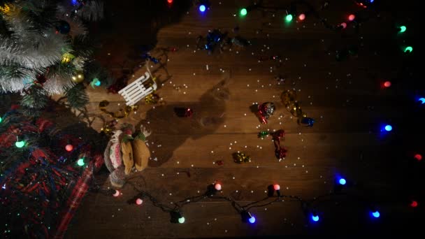 Widok z góry. Drewniany stół brązowy ozdobione rzeczy Boże Narodzenie i girlandy. Boże Narodzenie czerwony światła. Z bliska — Wideo stockowe