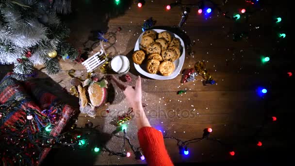 Bovenaanzicht. Houten bruine tafel versierd met Kerstmis spullen en slingers. Rode kerstverlichting. Close-up — Stockvideo