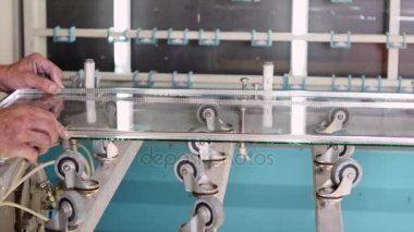 Bir metal iskelet plastik profil içinde kendi kendine vurma vida ile tespit etmek. PVC pencere üretim teknolojisi. Fabrika Pvc pencere ve kapı üretimi için.