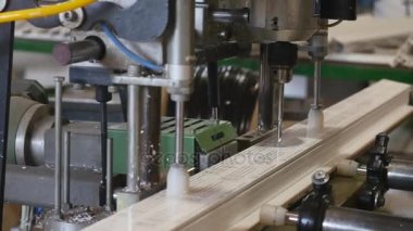 Bir metal iskelet plastik profil içinde kendi kendine vurma vida ile tespit etmek. PVC pencere üretim teknolojisi. Fabrika Pvc pencere ve kapı üretimi için.