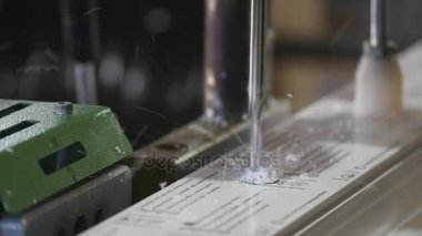 Bir metal iskelet plastik profil içinde kendi kendine vurma vida ile tespit etmek. PVC pencere üretim teknolojisi. Fabrika Pvc pencere ve kapı üretimi için.