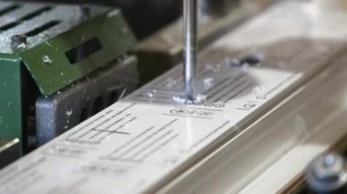 Bir metal iskelet plastik profil içinde kendi kendine vurma vida ile tespit etmek. PVC pencere üretim teknolojisi. Fabrika Pvc pencere ve kapı üretimi için.