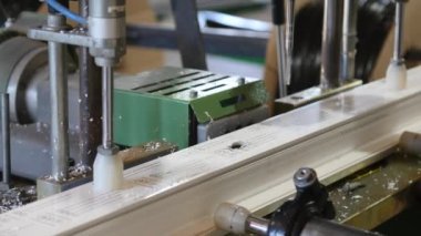 Modern atölye üretim plastik ve metal pencereler ve kapılar profesyonel özel ekipman ile için. Plastik pencere hattı üretimi. Plastik pencere çerçeveleri üretim hattı hareket.