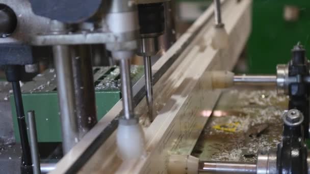 Modern verkstad för produktion plast och metall fönster och dörrar med specialiserade yrkesutrustning. Rad produktion av plastfönster. Plast fönsterkarmar flytta längs produktionslinjen. — Stockvideo