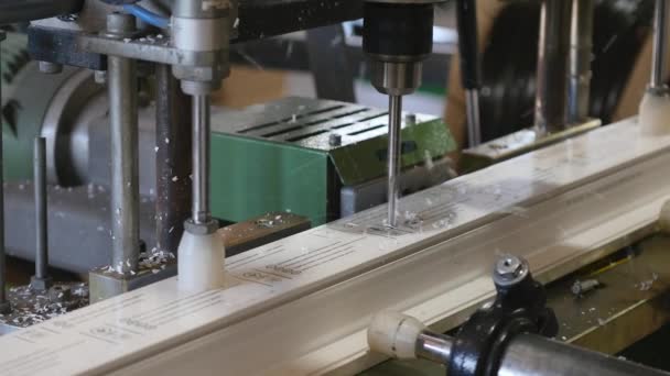 プラスチック プロファイル内のタッピンねじを用いた金属骨格の固定。フィギュア ウィンドウの生産技術。ポリ塩化ビニールの窓およびドアの生産のための工場. — ストック動画