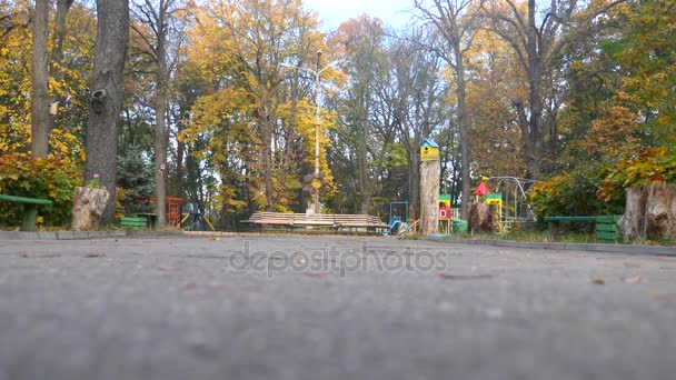 สนามเด็กเล่นในสวนสาธารณะ . — วีดีโอสต็อก