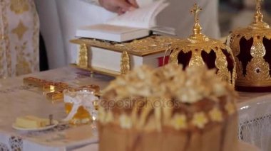 Düğün töreni için kilise öznitelikleri. Altın kron sunak üzerinde vardır. Rahip öznitelikleri. Kilisenin iç