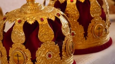 Düğün töreni için kilise öznitelikleri. Altın kron sunak üzerinde vardır. Rahip öznitelikleri. Kilisenin iç