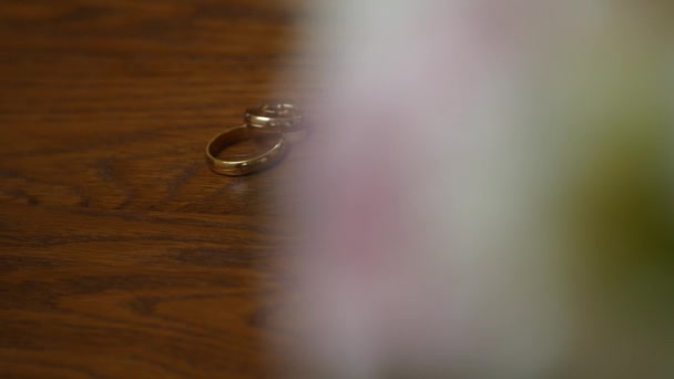 Anillos de boda en la mesa — Vídeos de Stock