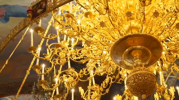 Grande lampadario in bronzo nella chiesa cristiana cattedrale, primo piano — Video Stock