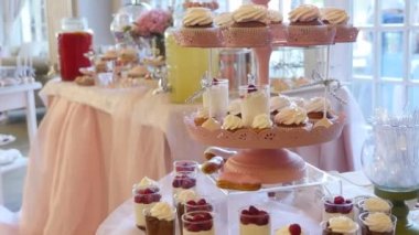 Şeker çubuğu düğün, şeker büfesi, bir düğünde lezzetli çikolata