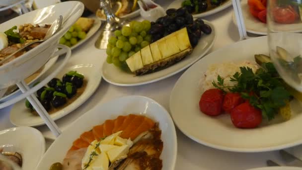 Mesa de boda con comida — Vídeos de Stock