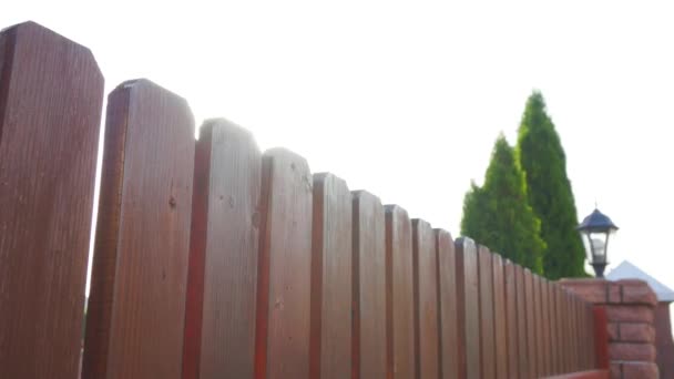 Солнце светит через новый деревянный забор вокруг двора куклы выстрел — стоковое видео