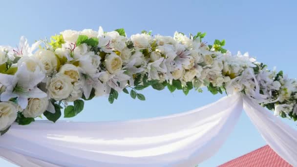 Flowers for wedding ceremony, wedding arch background — Stock Video