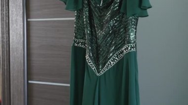 Yeşil Kristal nakış abiye elbise askısı