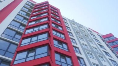 Düz dikey görünümü genel ofis veya lüks Emlak apartman Dx kadeh gündüz kurulması. Gökdelen kuleye doğru mavi gökyüzü bulutlu