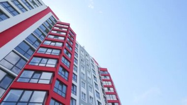 Düz dikey görünümü genel ofis veya lüks Emlak apartman Dx kadeh gündüz kurulması. Gökdelen kuleye doğru mavi gökyüzü bulutlu