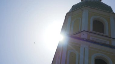 Sarı bir arka plan üzerinde mavi gökyüzü üzerinde Kilise duvarları ile