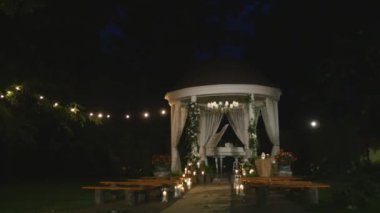 Işıklar yüzlerce tarafından aydınlatılmış düğün töreni için yerler.