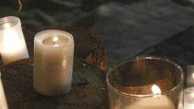 Bir düğün için geceleri dekore edilmiş Bahçe