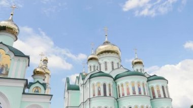 bir arka plan üzerinde mavi gökyüzü, yeşil duvarlar kilise