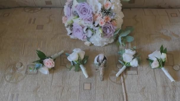 Невеста букет цветов, красивый свадебный букет на столе, жених бутоньерка, день свадьбы, невесты букет. подготовка к свадьбе — стоковое видео