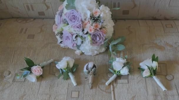 Boeket van de bruid van bloemen, mooie bruids boeket op de tafel, bruidegom corsages, trouwdag, bruiden boeket. huwelijksvoorbereidingen — Stockvideo