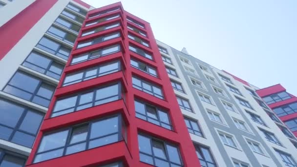 Vista verticale diritta che stabilisce colpo di ufficio generico o appartamento di lusso edificio DX giorno. Torre grattacielo verso cielo blu con nuvole — Video Stock