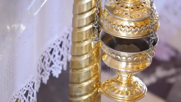 De kenmerken van de kerk voor de huwelijksceremonie. Gouden kronen worden op het altaar. Kenmerken van de priester. Interieur van de kerk — Stockvideo