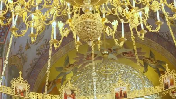 Großer Kronleuchter aus Bronze in der christlichen Kathedrale, Nahaufnahme — Stockvideo