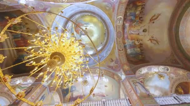 Grand lustre en bronze dans l'église chrétienne cathédrale, gros plan — Video