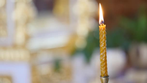 Θέα στην εκκλησία από την καύση κεριά πρόσωπο του Χριστού στο εικονίδιο. Γλείψιμο ιερή φλόγα αναμμένα κεριά. Πολλά εκκλησία κεριά κάψιμο στο ναό του τη σχεδίου δεν είναι σε εστίαση εικονίδιο στην εκκλησία — Αρχείο Βίντεο