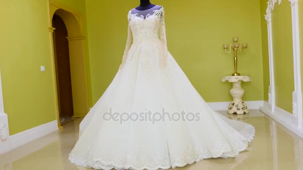 Weißes Hochzeitskleid auf einer Schaufensterpuppe im Zimmer — Stockvideo