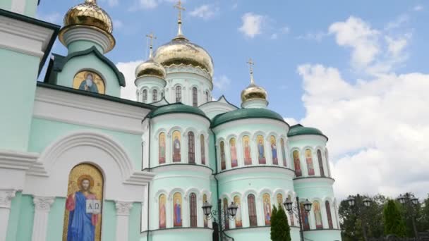 Paredes verdes de la Iglesia en el cielo azul sobre un fondo — Vídeo de stock