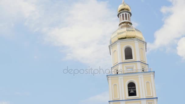 Κίτρινο τοίχους της εκκλησίας στο μπλε του ουρανού σε φόντο — Αρχείο Βίντεο