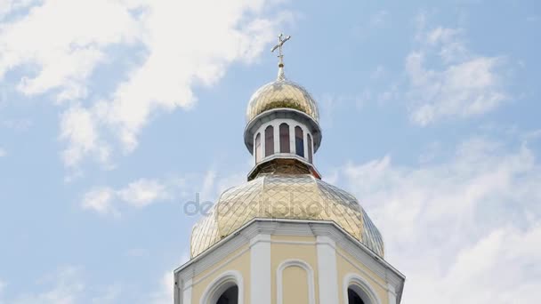 Жовті стіни церкви на Синє небо на тлі — стокове відео
