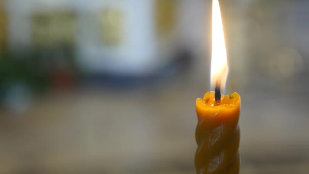 在教堂的看法, 从燃烧的蜡烛面对基督的图标。舔圣火点燃蜡烛。许多教堂的蜡烛在长射程的寺庙里燃烧, 在教堂里不是焦点图标 — 图库视频影像